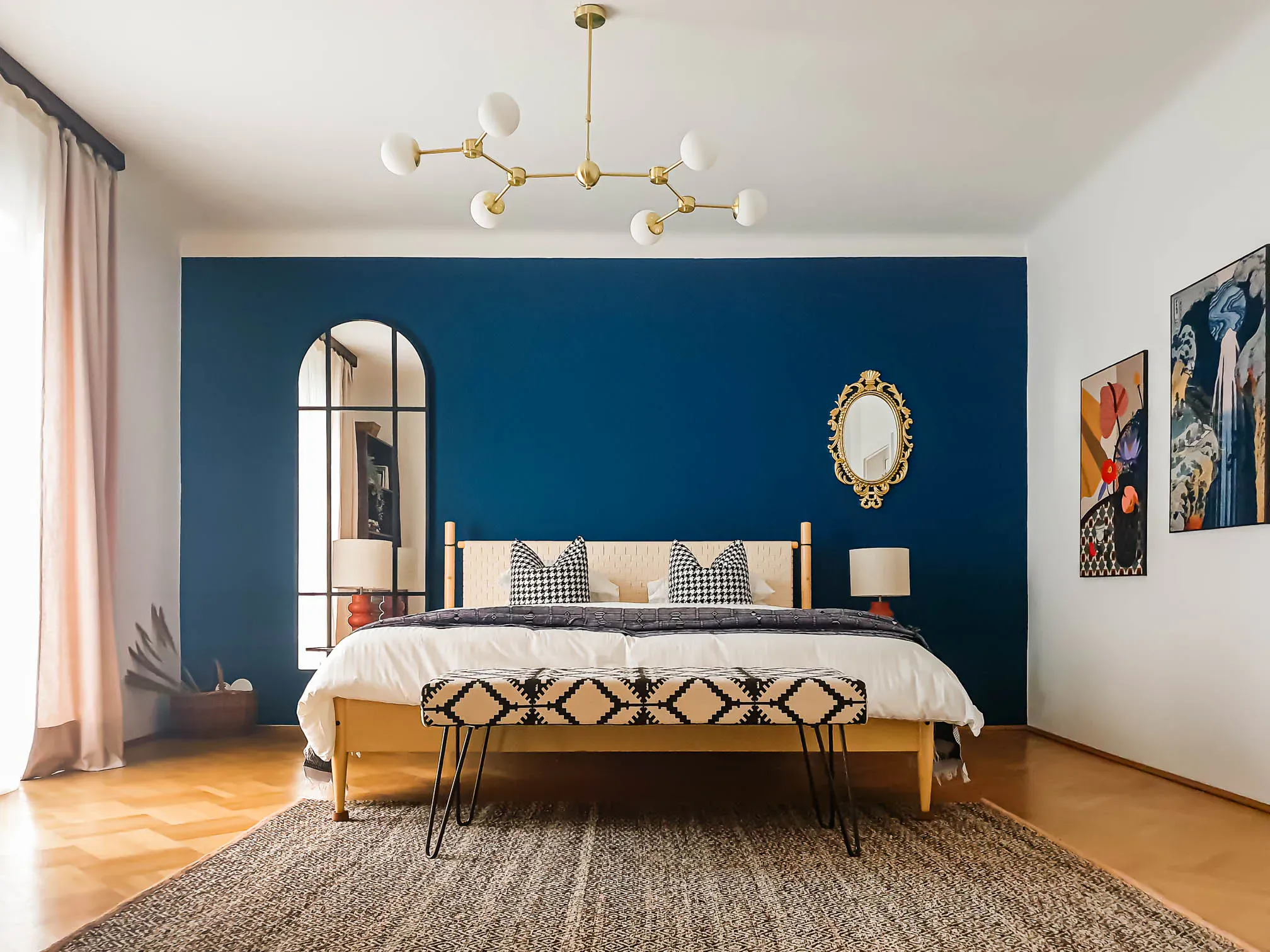 Jubili bedroom with a blue feature wall at Brabbeegasse